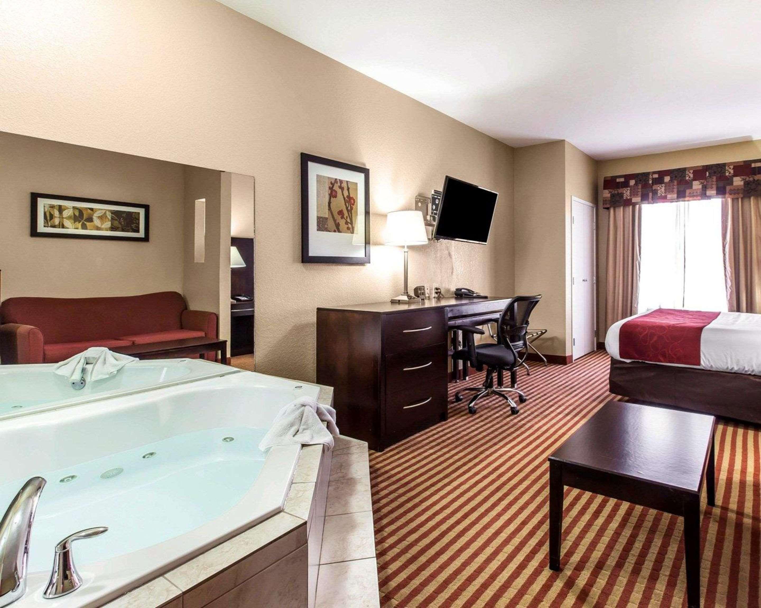 Comfort Suites Waycross Exterior photo